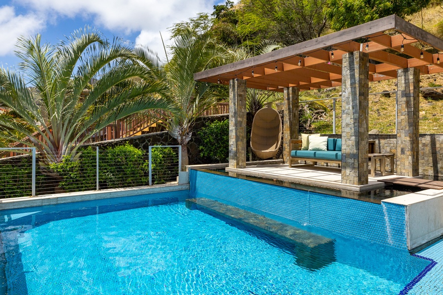 Private hotel-style pool area, with lounge seating!