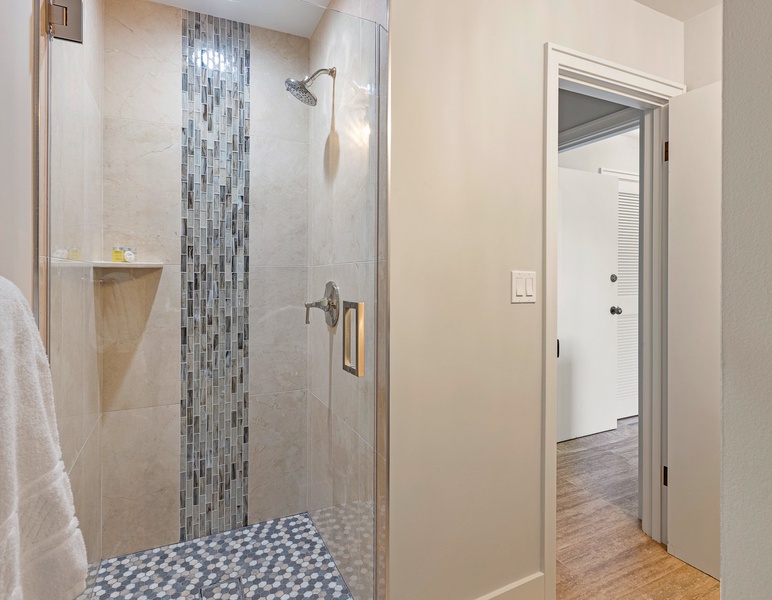 This stylish shower features a beautiful vertical accent of mosaic tiles, paired with sleek fixtures