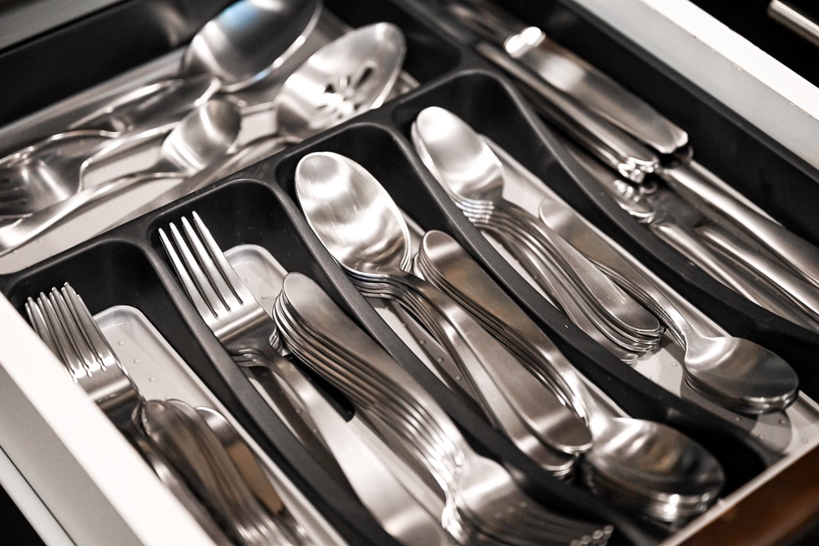 Every detail covered—from forks and spoons to serving tools—so you can dine like you're at home.