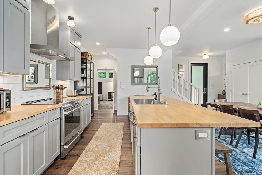 Central island offers extra prep space and bar seating—ideal for snacks, wine, or laptop work.