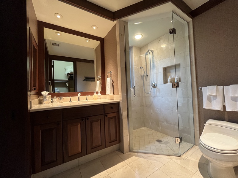 Refined guest bathroom design at 5BD Ke Alaula Estate (144) at Hualalai Resort
