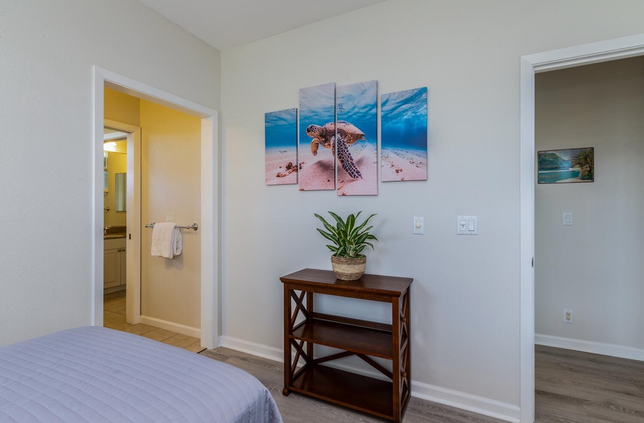 Guest bedroom with twin beds