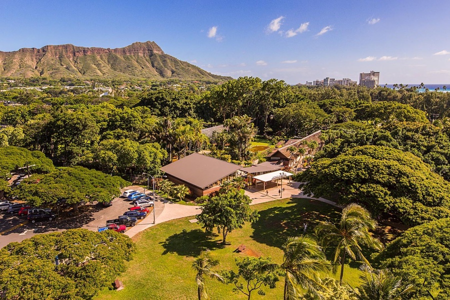 Close to many attractions like the park and Waikiki Zoo.
