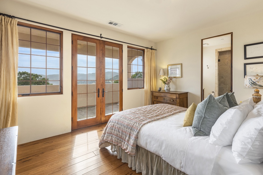 Guest bedroom with queen bed