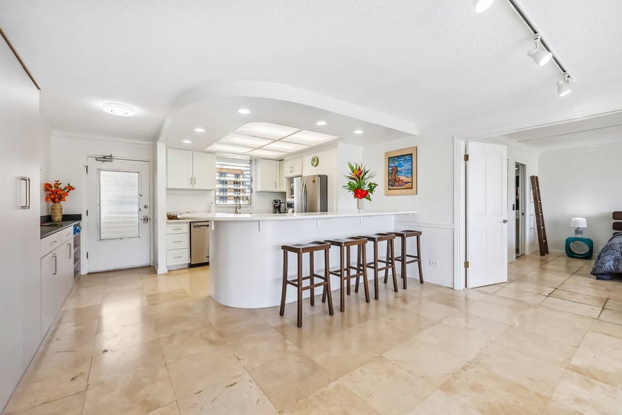 Modern and spacious kitchen with bar seating – perfect for casual dining or morning coffee in comfort.