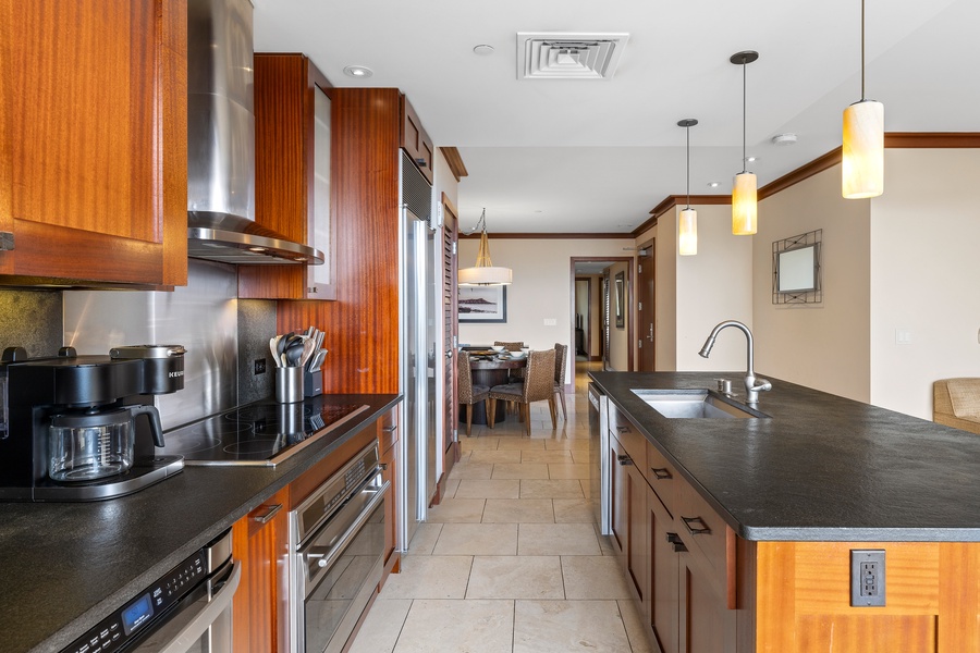 This fully equipped kitchen with stainless steel appliances will please any chef!