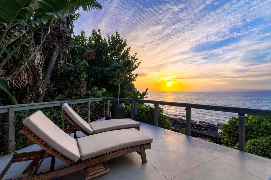Sun loungers on the lanai offer front-row seats to Kona’s epic sunsets.