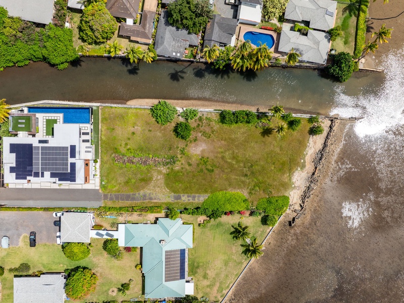Bird’s-eye view of the property boundary reveals rare space and seclusion in this coveted location.