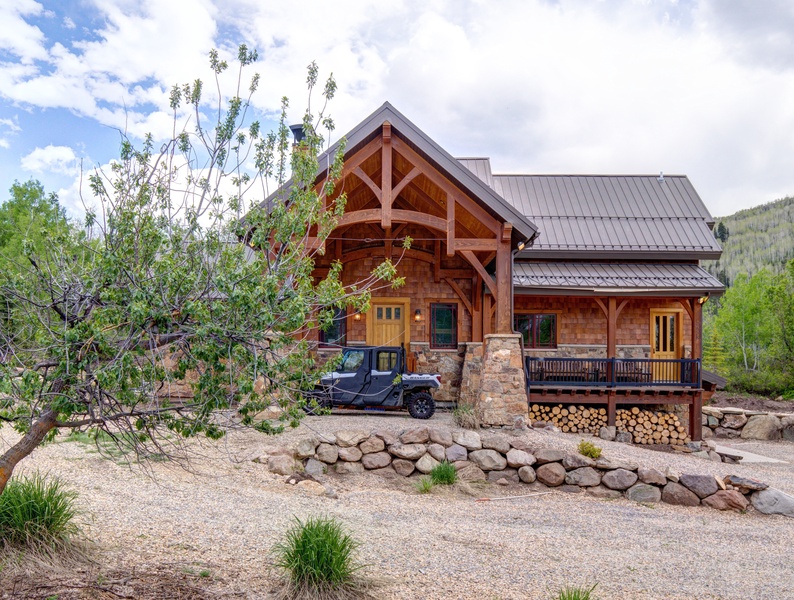 Captivating view of the cabin's front facade