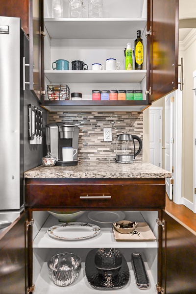 Choose your cup and brew with ease at the dedicated coffee and tea bar, complete with mugs, electric kettle, and more.