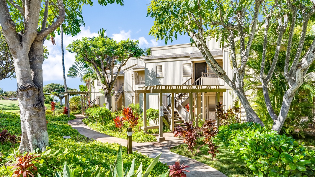 Stroll to Wailea Ekolu 1106 through tropical paths and peaceful island scenery.