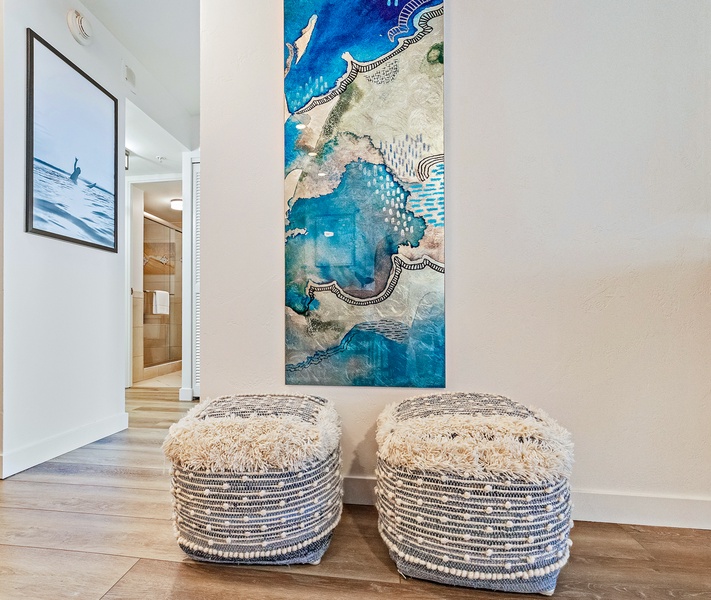 Mahana 1118 welcomes you with a bright entryway, ocean-inspired art, and plush coastal seating.