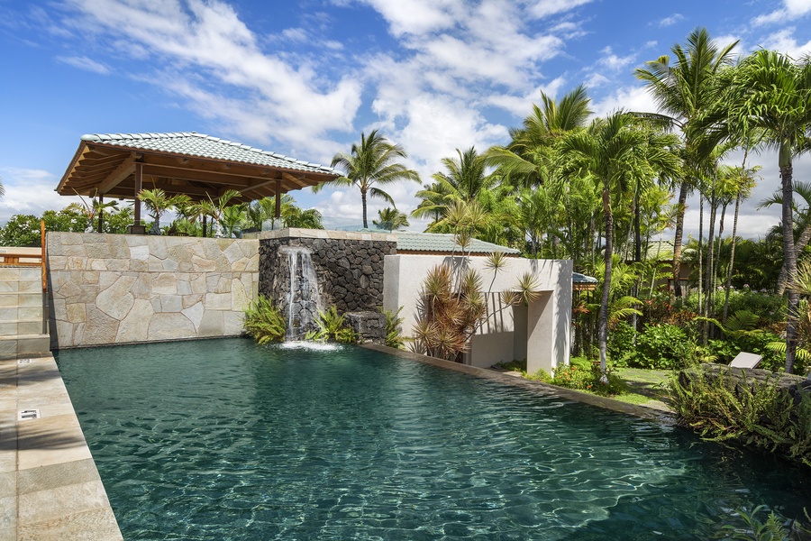 Fountain from the spa into the pool