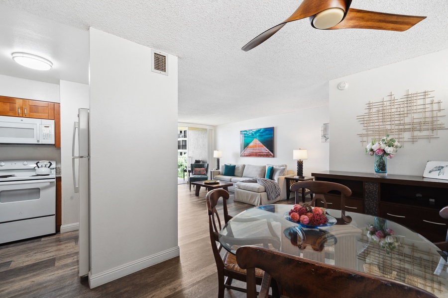 Gather around Royal Kahana 308’s glass dining table, perfect for breezy island meals.