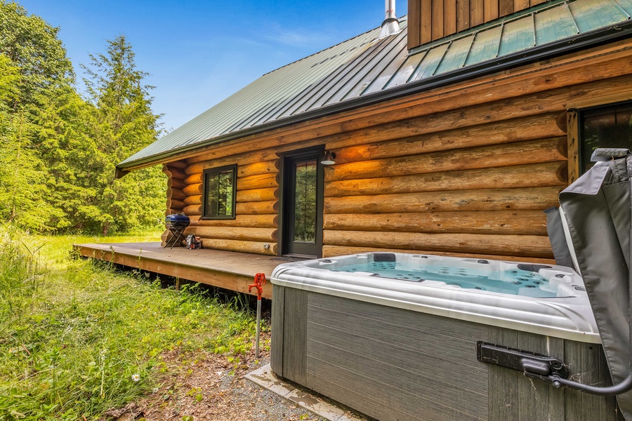 Soak up the warmth of your outdoor hot tub under the open sky.