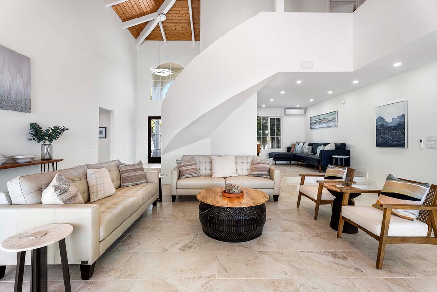 Flounder in the spaciousness of the living area, highlighted by soaring vaulted ceilings and sumptuous sofas.
