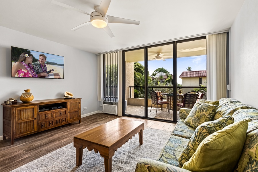 Access from the living room to the large Lanai