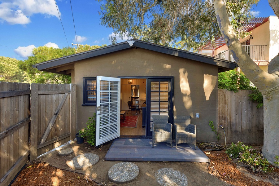 Welcome to Seashore Studio, your perfect coastal retreat in the heart of Del Mar, California, perfect for couples or small families looking for a peaceful retreat.