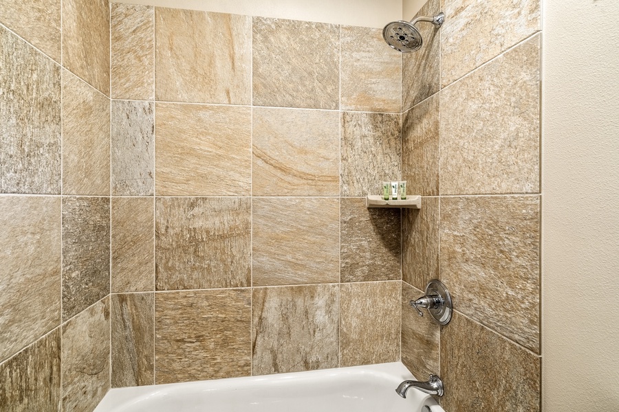 Tub / shower combo in the guest bathroom