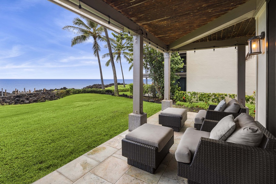 And on the right are two single seats with ottoman for a more relaxing time in front of the ocean and soaking up with island breeze.