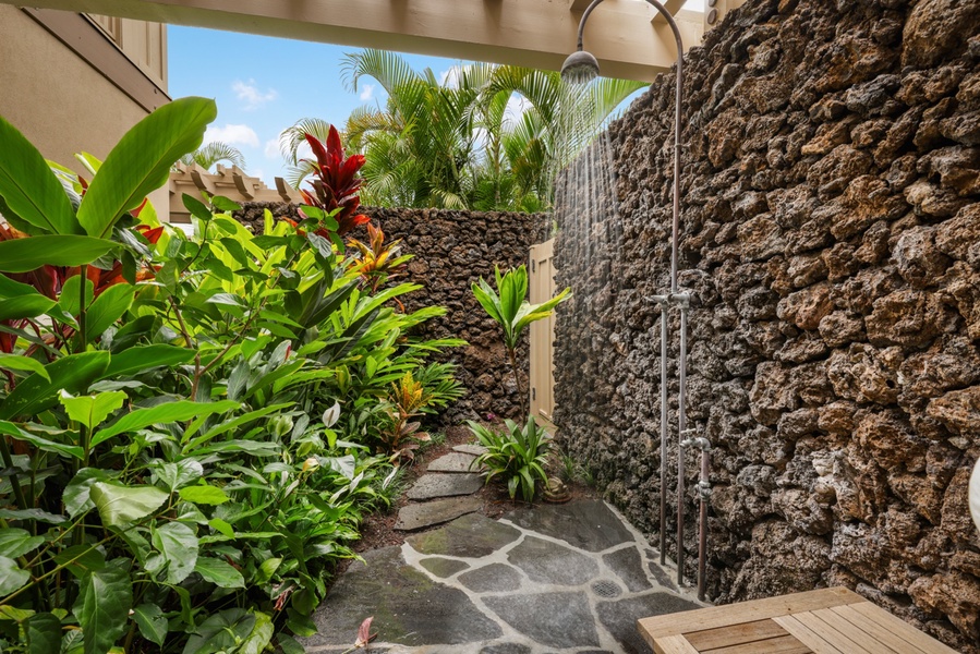 Lush outdoor shower garden - a true tropical treat!
