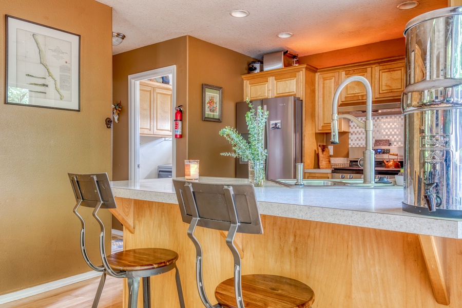 The breakfast bar has seating for 2