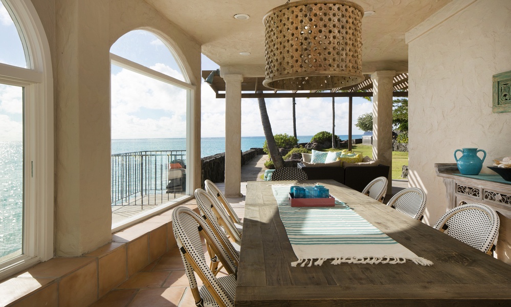 Enjoy a seamless indoor/outdoor experience at the dining table.