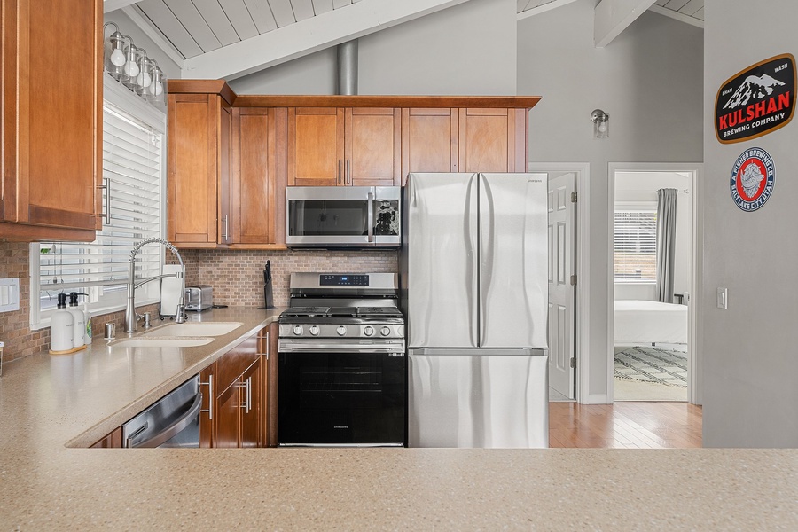 A fully-stocked kitchen for sumptuous meal prep!