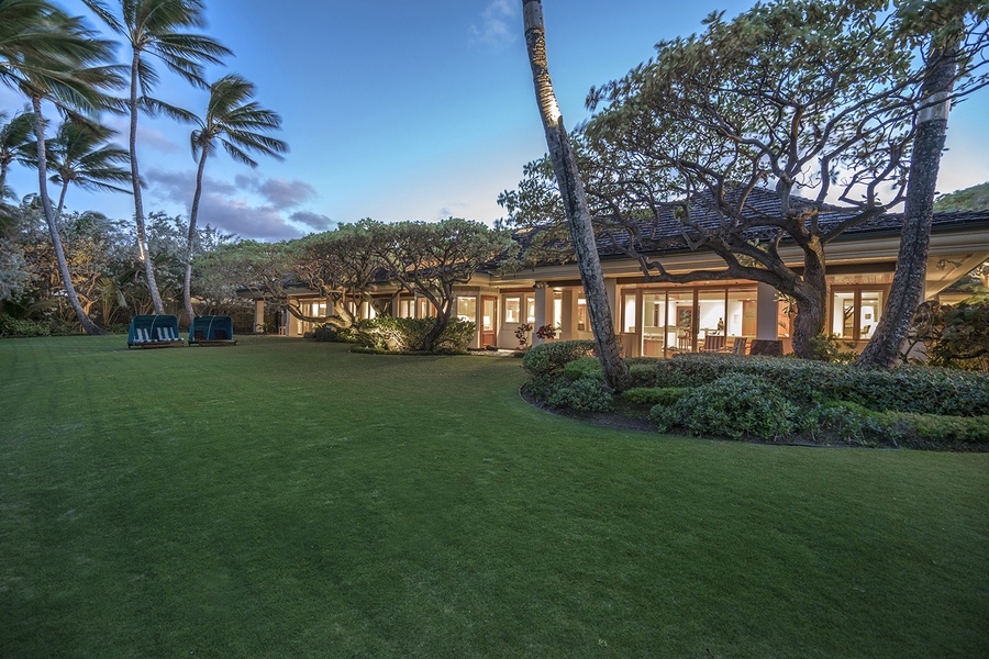 Guest house: Beach side lawn