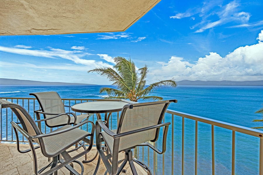 Sit back at Royal Kahana 610 and enjoy the ocean breeze from this ideal lanai seating area.