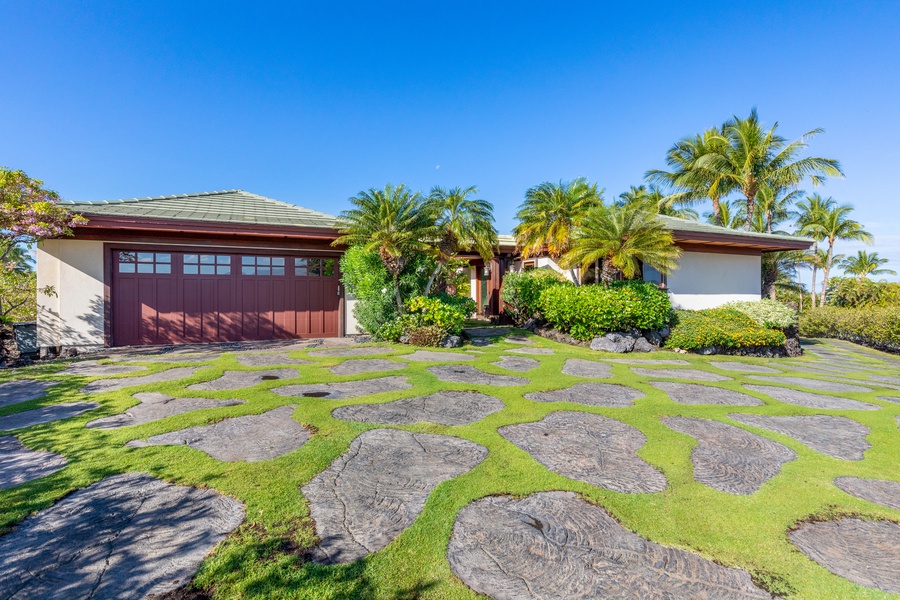 Natural lava-style pavers enhance the driveway’s island appeal.