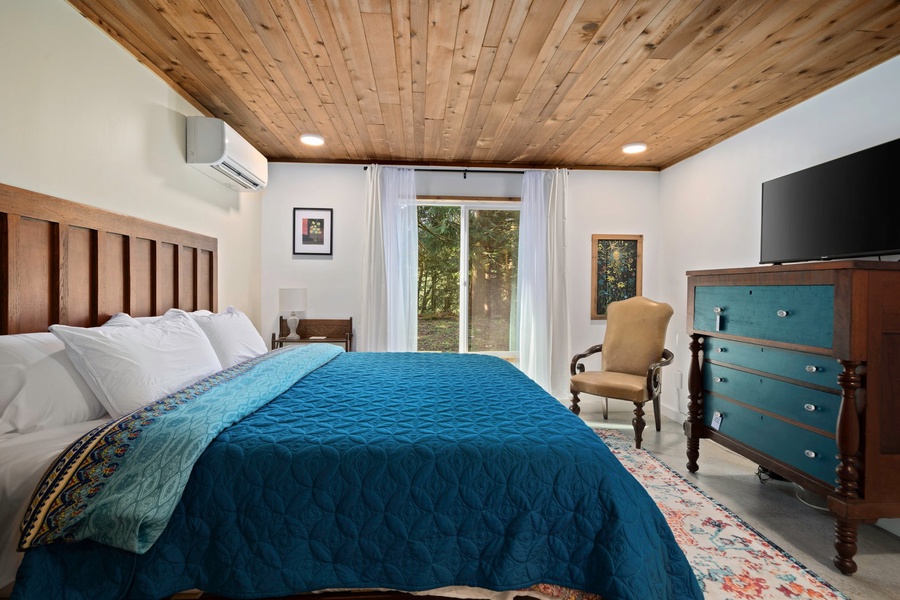 Enjoy garden views and peaceful seclusion—perfect for unwinding after a day of exploring Bellingham.