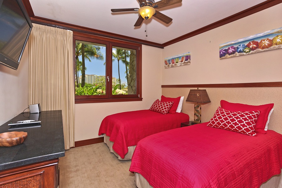 The third guest bedroom with twin beds and bright colors.