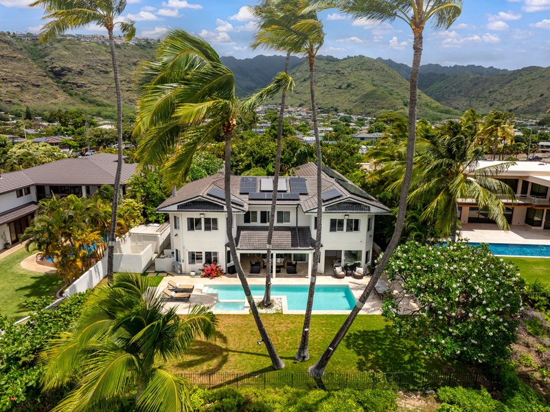 Backed by the majestic Koʻolau range, the estate’s expansive lawn and pool offer the ideal retreat between mountains and sea.