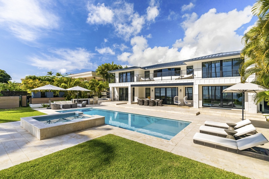 Incredible private pool with Hot tub