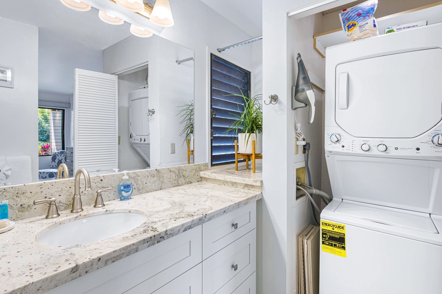 With an in-unit washer and dryer, the functional bathroom at Wailea Ekolu 1605 is perfect for extended stays.