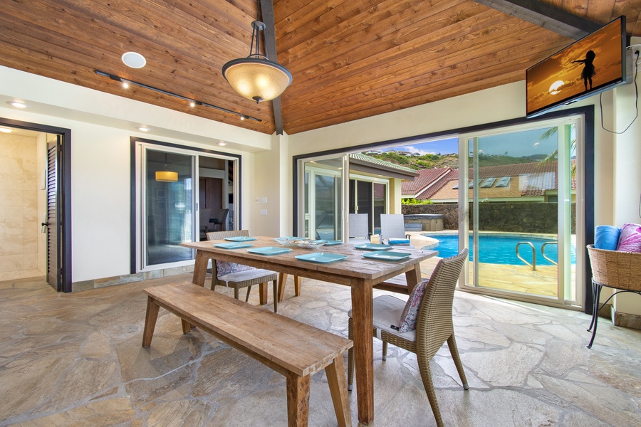 Enclosed patio space perfect for indoor/outdoor dining