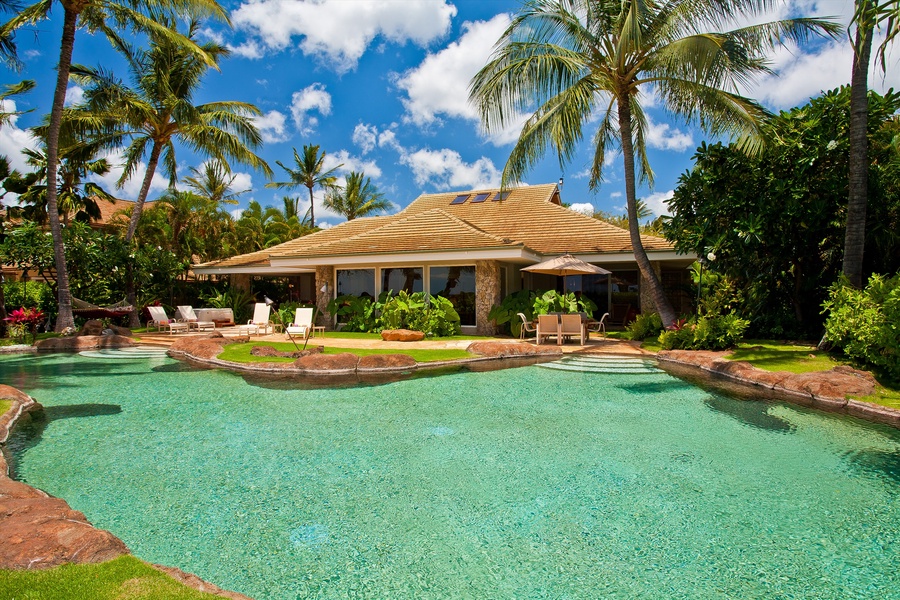 Lush Tropical Gardens with Lagoon Pool Hot Tub Ocean and Beach Front Setting