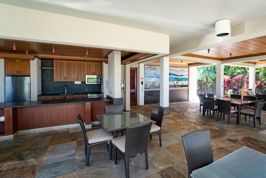 The property is located within the greater Mauna Lani Resort where the recently remodeled Mauna Lani Hotel and the Orchard Hotel are located, both of which have excellent restaurants with ocean views.