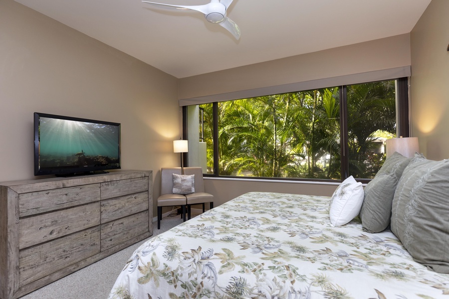 The guest suite has a beautiful and tranquid tropical setting.