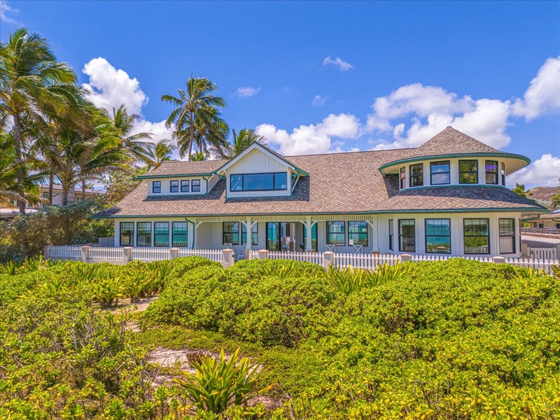 Exterior view of the main house and guest house, set against Kailua’s beachfront backdrop.