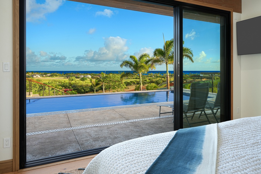 Ohana guest bedroom downstairs with lanai and pool access