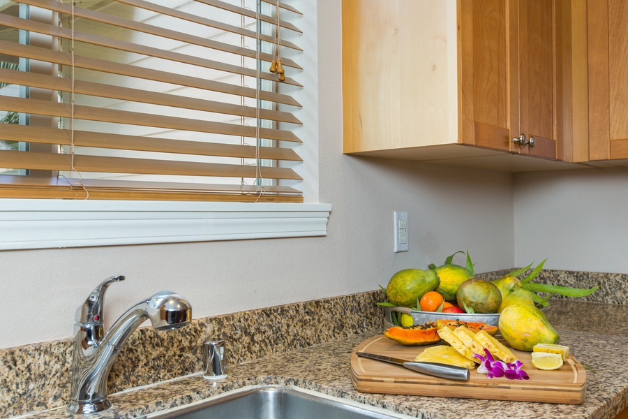 Kitchen and local fruits to be enjoyed.