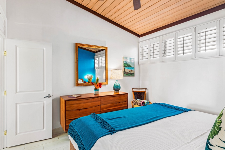 Fresh furnishings in Napili Shores F-252’s bedroom add charm and comfort to this relaxing space.