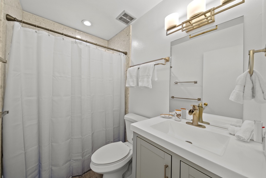 Upstairs Full Bath between guest bedrooms.