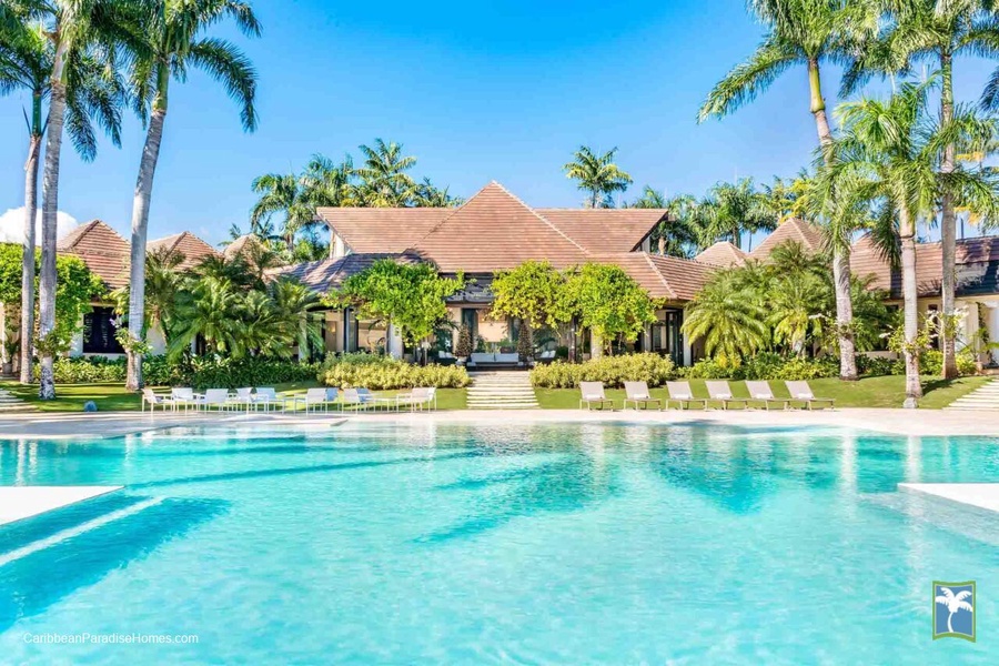 Relax and enjoy the tropical ambiance of El Cocotal, an exclusive villa within Casa de Campo.