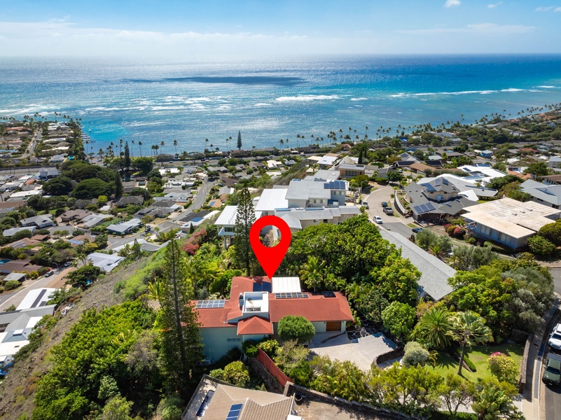 Visual locator shows the estate’s ideal ridge-top location near the coastline and city below.