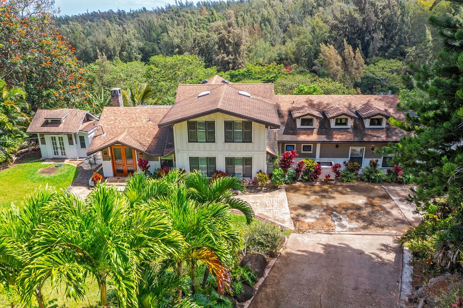 This home sits just above the 7 famous miles of Oahu’s infamous North Shore beaches