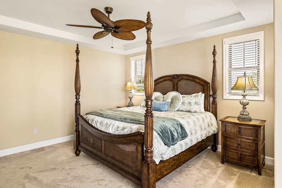 King bed, AC, TV, private Lanai with Ocean views!