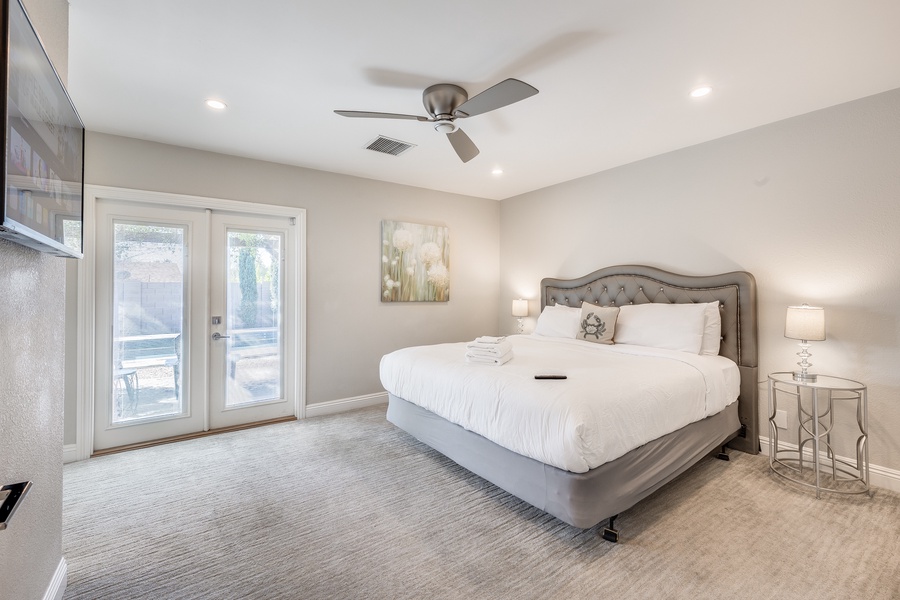 The bedroom layout of Scottsdale Poinsettia includes a Primary Bedroom with a comfortable King bed